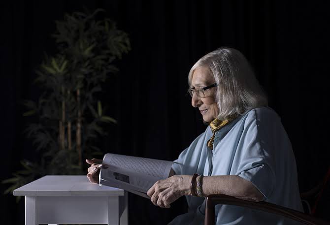 “Ritüeller ülkesi" olduğumuza katılıyordum. Hep miş gibi, rencide olmuş gibi, bıçak kemiğe dayanmış gibi, isyan edermiş gibi, inanırmış gibi, hatta eğlenir miş gibi yaptığımız doğruydu.. Kim daha iyi ...miş gibi, yaparsa, o kazanıyordu.”
Viva La Muerte / Alev Alatlı
Rahmet olsun