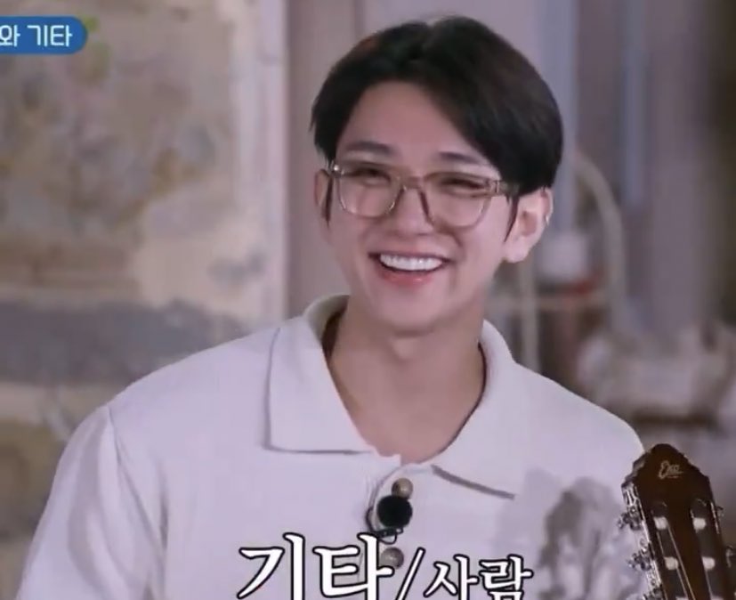 shuasmedia's tweet photo. joshua looks so fine in those glasses https://t.co/DePf6xNqZE