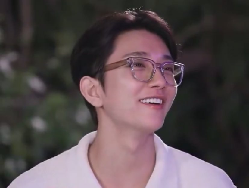 shuasmedia's tweet photo. joshua looks so fine in those glasses https://t.co/DePf6xNqZE