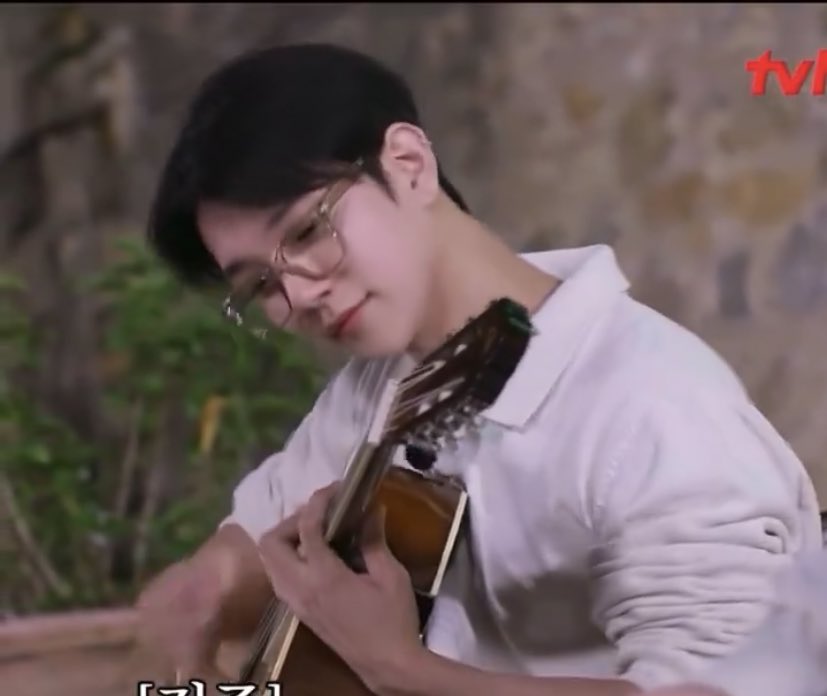 shuasmedia's tweet photo. joshua looks so fine in those glasses https://t.co/DePf6xNqZE