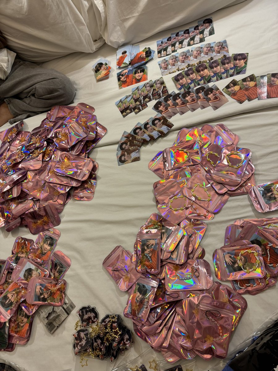 kimbaptonu's tweet photo. packing~ will randomly insert official wv photocards to some freebies 🫶🏻 see u y’all #FATE_IN_NEWCLARKCITY https://t.co/GJF1WXSgue