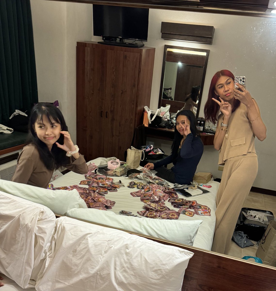 kimbaptonu's tweet photo. packing~ will randomly insert official wv photocards to some freebies 🫶🏻 see u y’all #FATE_IN_NEWCLARKCITY https://t.co/GJF1WXSgue