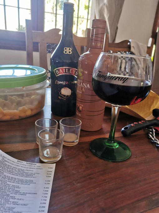 Day drinking with the breezy 🙈🙈🙈 @devon_breeze https://t.co/vemA0nKne3<a class="tags" href="/tag/devon_breeze">@devon_breeze</a>