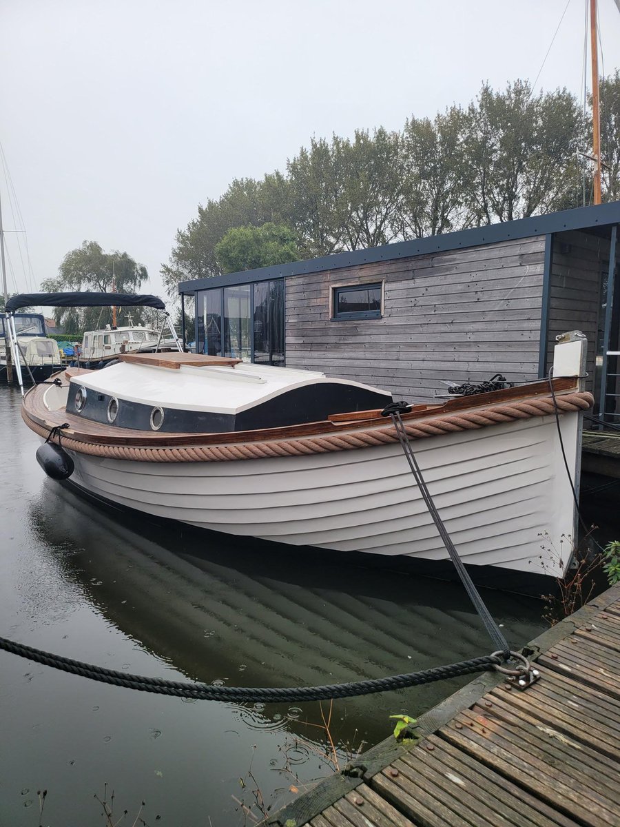 MDbemiddeling's tweet photo. Net binnen gevaren: 2x ruime klassieke cabin #sloep (9.5 &amp; 11 mtr). De ene is met een 4 cil. #dieselmotor uitgevoerd en de andere 9.5 mtr is voorzien van een nieuwe #elektromotor &amp; Jet Truster (boegschroef). Beide  gerefit en prijs € 22.500,= (11 mtr) &amp; € 48.500,= (9.5 mtr). https://t.co/CrRvHbP1jM