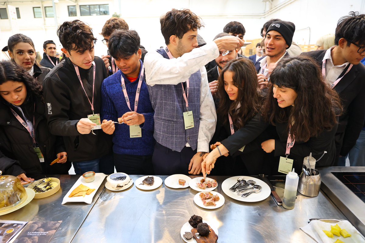 Trufforum_Vic's tweet photo. Avui hem seguit amb l'Acadèmia de la Tòfona, per compartir més i més coneixements sobre el diamant negre de la gastronomia a l'entorn acadèmic!👏🏼😊 https://t.co/MRv04WZOvB