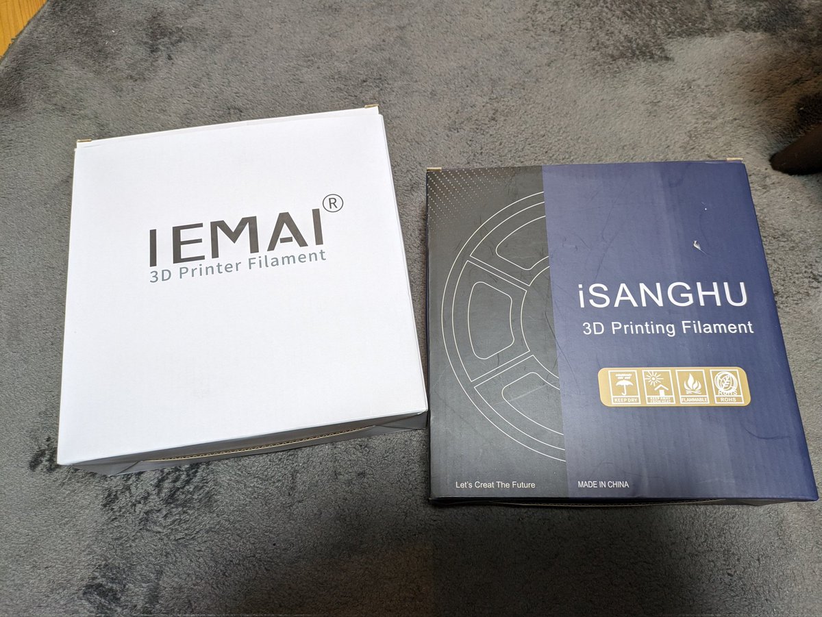 famichu's tweet photo. 懸賞のiSANGHUのABS-CF受け取りました!
せっかくなのでIEMAI版と比較。パッケージの形状はほぼ全く同じ。表記されている住所も同じ。
大きく異なるのは背面に日本語の説明と推奨印刷条件が追記されたくらい。
PCの表記があるということはCF-PCの再発売も期待していいんでしょうか??
#iSANGHU #IEMAI https://t.co/Seg2wun7bk