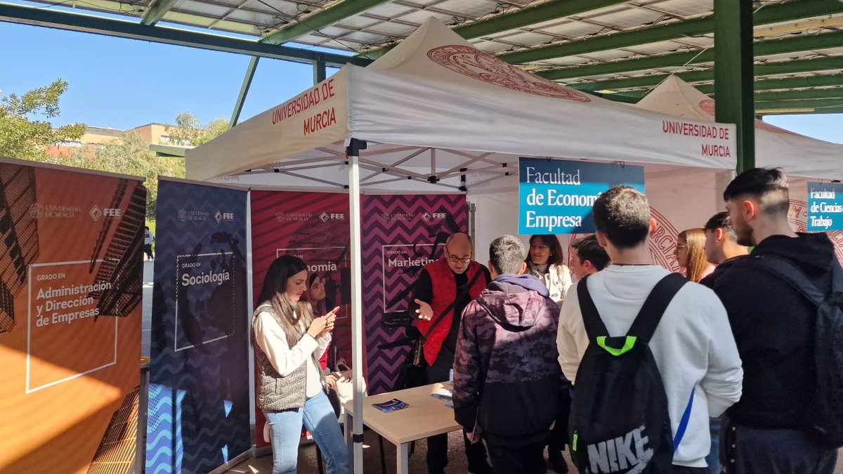 Con el día de hoy ponemos broche a la Feria para estudiantes de bachillerato organizada por @estudiantesumu @UMUsecundaria @umu. En el Stand de @economicasumu @umu hemos presentado nuestra oferta formativa de Grados: ADE, Economía, Marketing y Sociología.