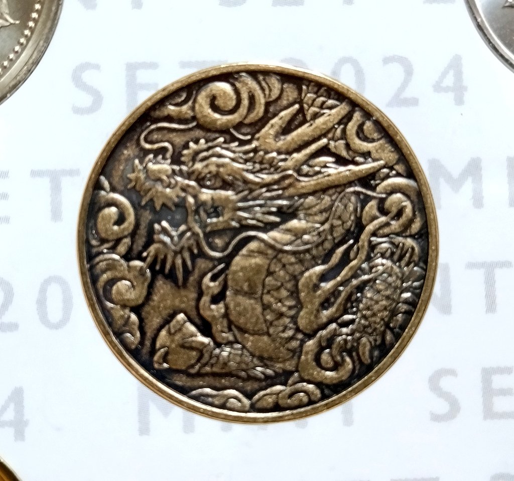 kobansou85's tweet image. 造幣局のMINT  SET  2024✨

年銘板の辰が
カッコイイ🐲☺️

 #造幣局 #MINTSET