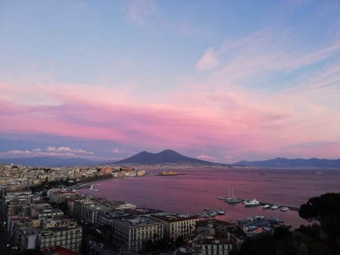 Napoli - Tramonto rosa shocking.
Il barista,pogendomi il caffè,ammira e mi dice  "Ma  chi se ne fotte dell'aurora boreale".
E tiene ragione.
