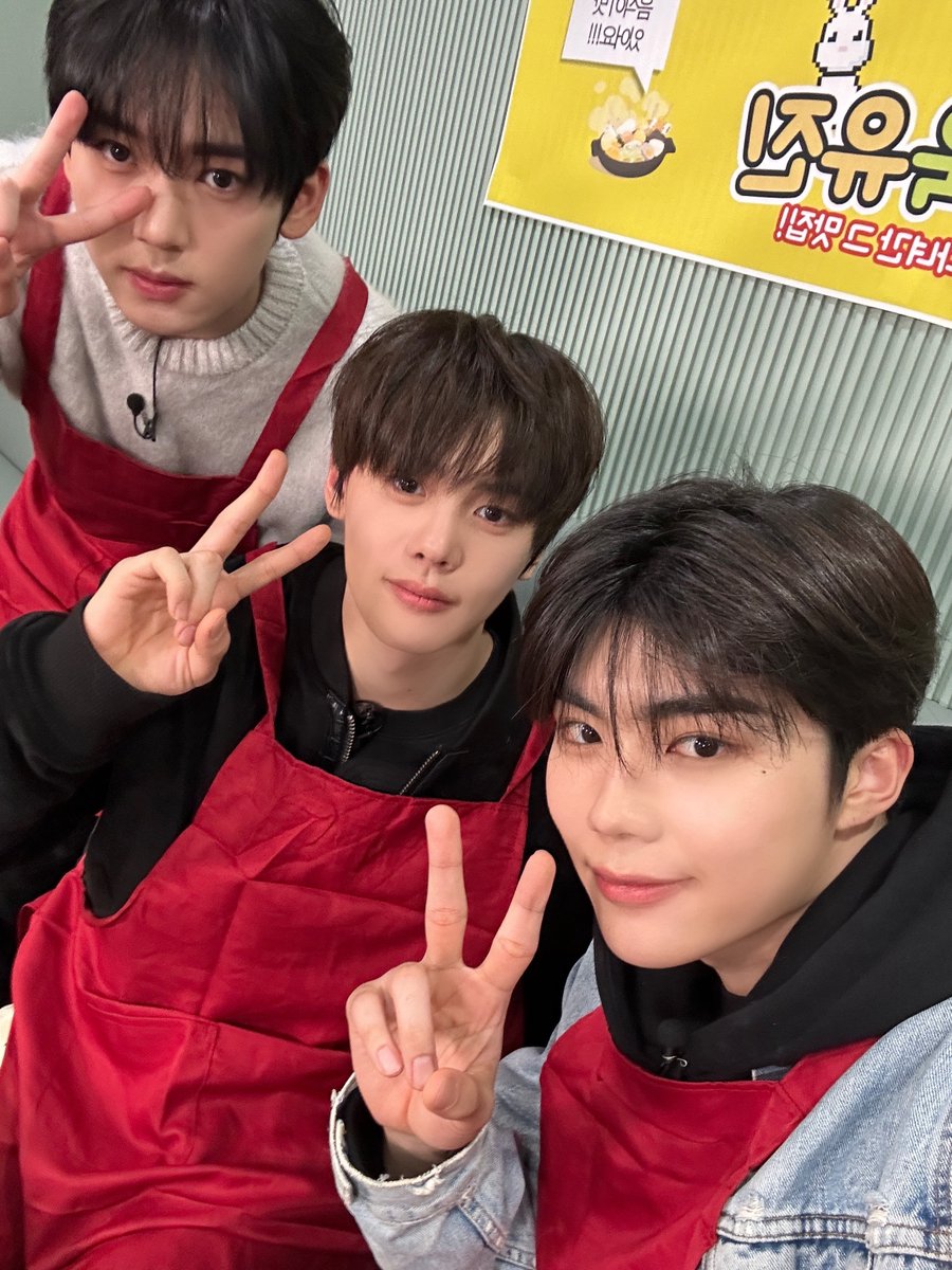 ZB1_official's tweet photo. _𝗭𝗘𝗥𝗢𝗙𝗢𝗖𝗨𝗦

ZB1의 붕어빵 가게
성공적 오픈 완료✨

제임스 살리몬
동킨 그리고 팥사삭..🫘

#ZEROBASEONE #ZB1 
#제로베이스원 https://t.co/zVio4nPAW9
