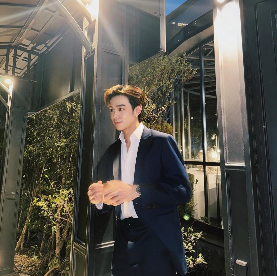 arommiee's tweet photo. ตอนแรกก็ใส่สูทธรรมดา แต่มองไปมองมา นี่มังเติร์ด ลภัส สูทหล่ออออออออ 💙✨🫠
#RitualsThailand
#ThirdLapat
#t3group_ent https://t.co/IYnaywqsrC