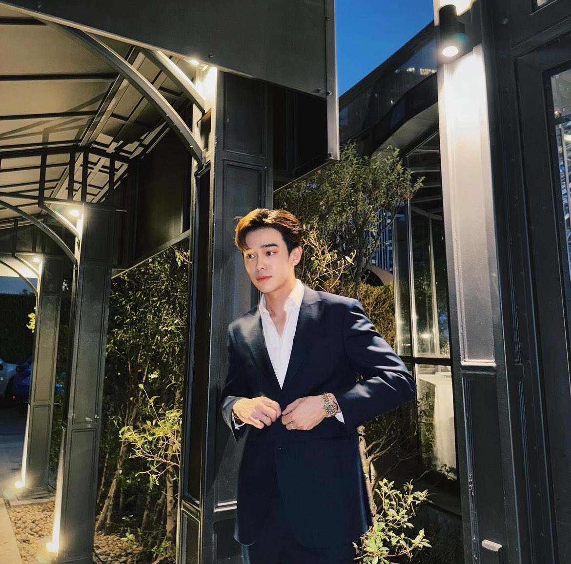 arommiee's tweet photo. ตอนแรกก็ใส่สูทธรรมดา แต่มองไปมองมา นี่มังเติร์ด ลภัส สูทหล่ออออออออ 💙✨🫠
#RitualsThailand
#ThirdLapat
#t3group_ent https://t.co/IYnaywqsrC
