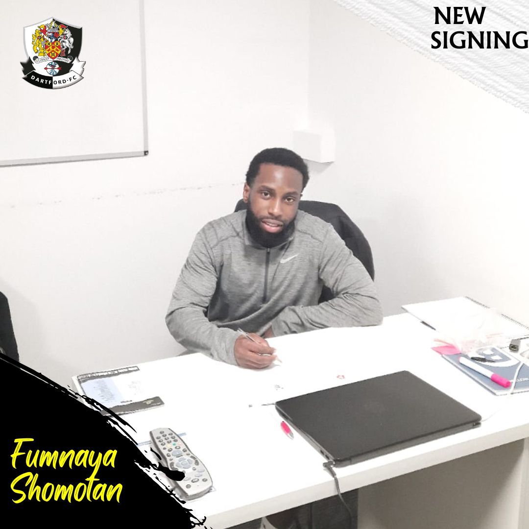 ✍️𝗦𝗛𝗢𝗠𝗢𝗧𝗔𝗡 𝗦𝗜𝗚𝗡𝗦! After impressing for Sevenoaks at Princes Park on Tuesday evening, Fumnaya Shomotan signs on the dotted line to become Tony’s second signing! #DartfordFC #DartsFC