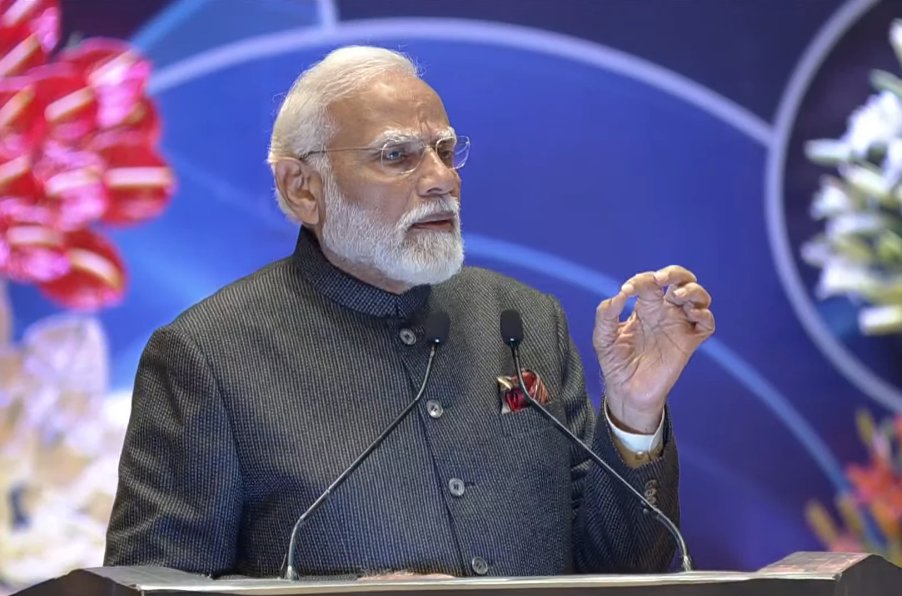 BJP4India's tweet photo. जो ट्रक चलाते हैं, जो टैक्सी चलाते हैं, वो ड्राइवर हमारी सामाजिक और आर्थिक व्यवस्था का एक अभिन्न हिस्सा हैं।

अक्सर ये ड्राइवर्स घंटों-घंटों लगातार ट्रक चलाते हैं, इनके पास आराम का समय नहीं होता।

ड्राइवर्स को बीच सफर में आराम देने के लिए केंद्र सरकार ने एक नई योजना पर काम शुरू किया है।

इस योजना के तहत सभी नेशनल हाईवेज पर ड्राइवरों के लिए नई सुविधाओं वाले आधुनिक भवनों का निर्माण होगा।

- पीएम @narendramodi