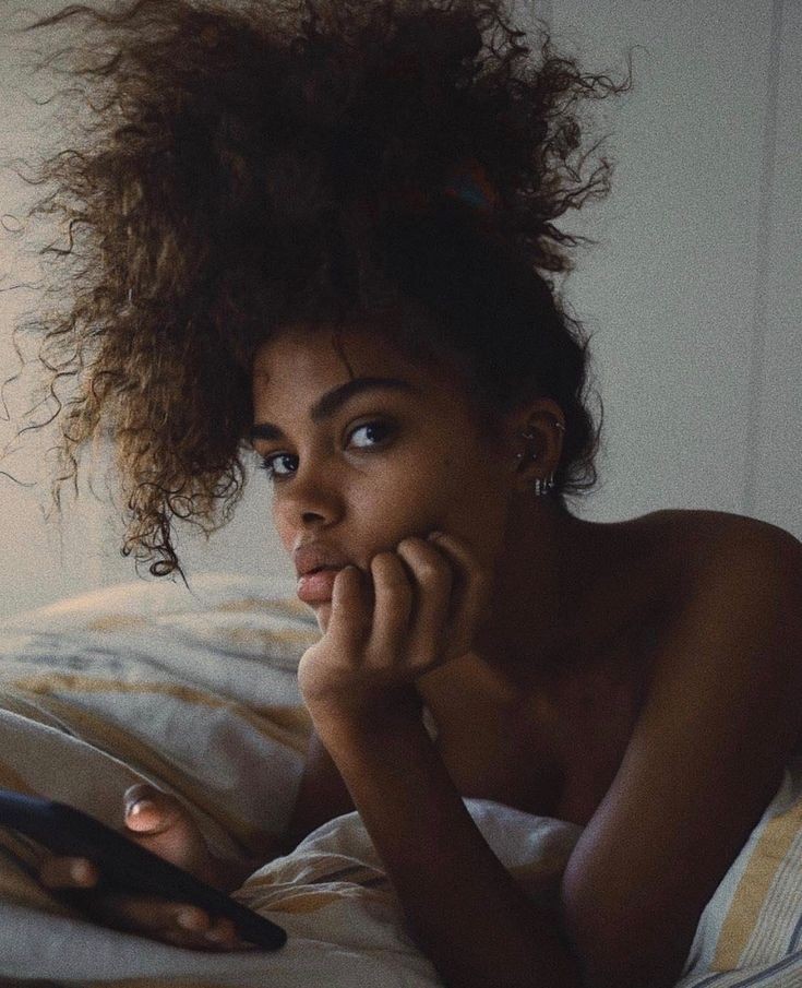 Hoy desperté con pesar
porque el amor... no me quiere
y su forma me sugiere
no me vendrá a cobijar
Tiene muy helado el tocar
y la distancia es rotunda, 
pero no dejo que cunda
desánimo en mi jardín
y al llanto le pongo fin
en la décima segunda.
#14DeFebrero