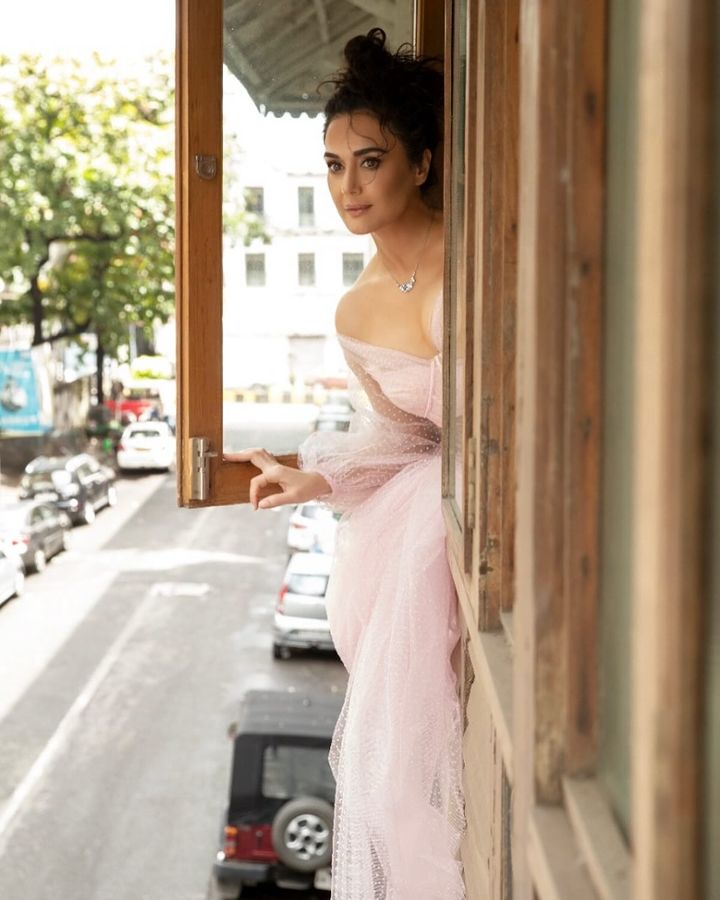 'Pretty' Zinta 🤍😍
.
.
.
.
.
.
.
#PreityZinta #BollywoodActress #Whitedress #Fashion #Photoshoot #Bollywoodmovies #Bollywoodboxoffice #Bollywoodactress #Newbollywoodmovies #Bollywoodnews #Bollywoodactors #Hindicinema #Indiancinema #Movienews #Fashion #Glamour