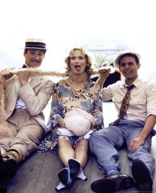 Rocco_Parondi's tweet photo. Funny moments behind the scenes of "Sophie's Choice" (1982).
#AlanPakula #MerylStreep #KevinKline #Oscars #SophiesChoice https://t.co/uJ6xso0som