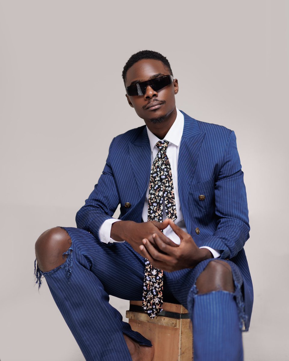 AnkoreGirl's tweet photo. Rate Ray g 's outfit today from 1 to 10 https://t.co/Zmhr3b8vjq