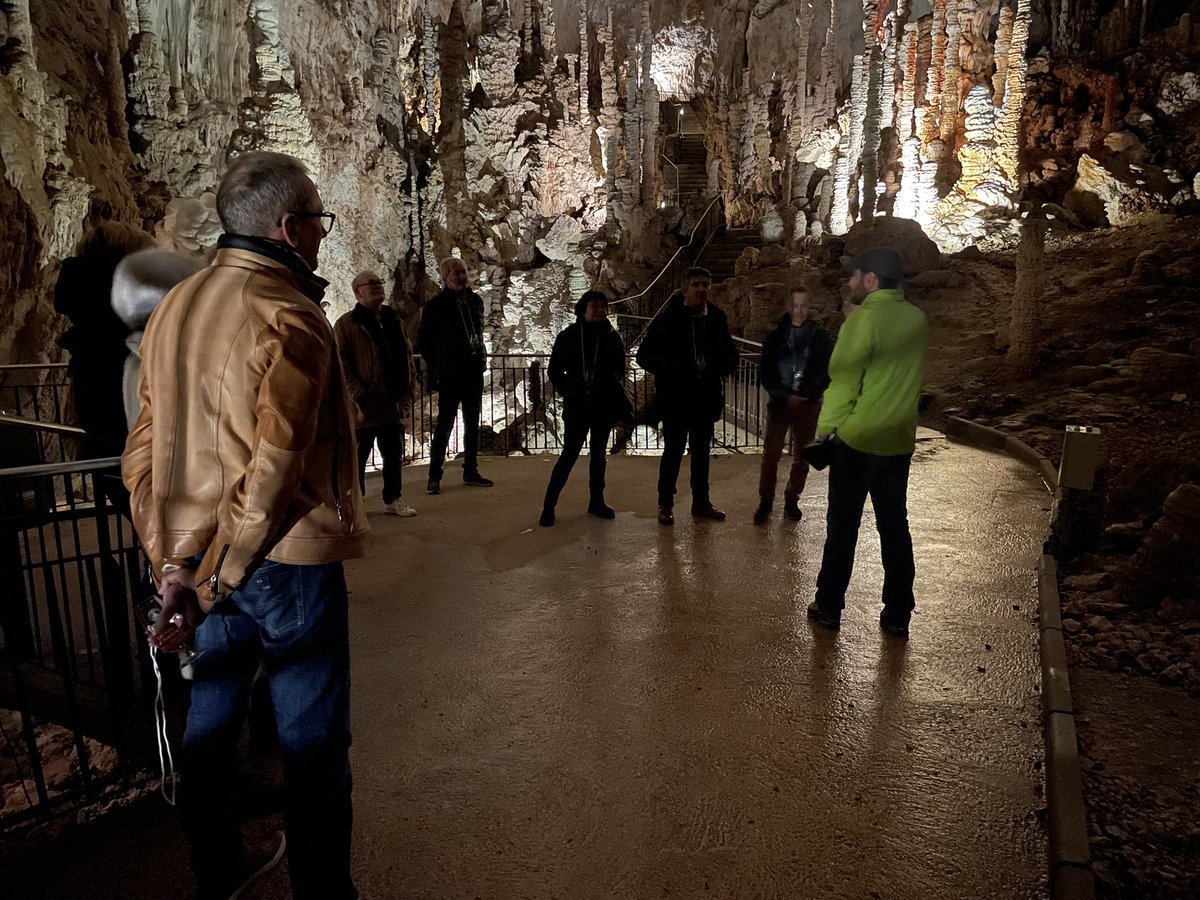 Préparation de notre vente aux enchères du 4 mai avec les clubs d’affaires locaux ✨  
#vigneronsardechois #venteauxencheres