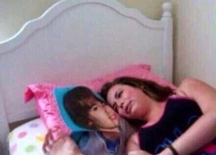 me despierto y lo primero que veo es a justin bieber cantando eenie meenie en pleno 2024