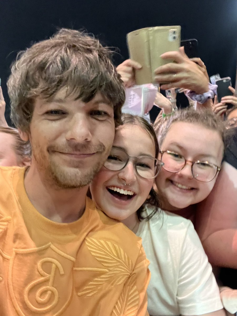coucoukirah's tweet photo. I GOT A PHOTO WITH LOUIS TOMLINSON WTAF IM SHAKING RN #FITFWTSydney https://t.co/ZFgPCLpVUr