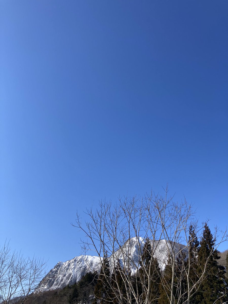 MIYAKE_YOHEI's tweet photo. 水源を守る活動を続ける新夷の人々をテーマとした曲のムービー撮影
(山形・東根)

監督/撮影・山下冗談 
撮影・栗原徹 

@inushiki2017 

移動4日、撮影2日
雪山から帰路、突如東京が現れる
大地の防人たちの声が思い出される
水がここに届くことの過程としての意味

そして、
ある日の、先生からの「全部食べようね」の言葉から突如、頑なにお昼にお弁当を開かなくなった息子が半年ぶりにそのこだわりを消化してお弁当を食べたとの報せ
綻んだ

#新夷の風