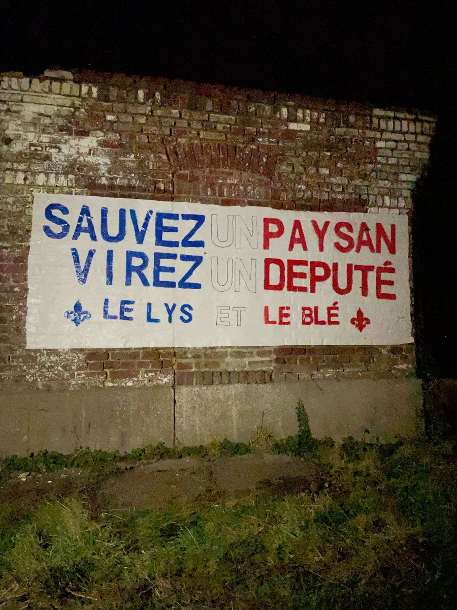 Ble_et_Lys's tweet photo. 💫 Cette nuit des agriculteurs du cambraisis (59) ont annoncé la couleur : les traîtres sont à Bruxelles et l'assemblée nationale ! 

Pour sauver un paysan, il faut virer les députés ! 

#AgriculteursEnColeres https://t.co/9bhUcRt00r