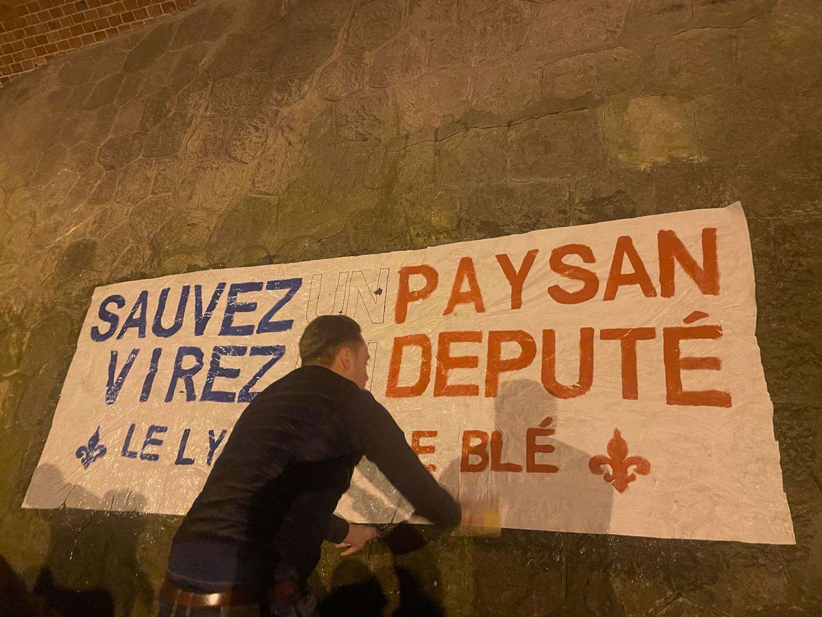 Ble_et_Lys's tweet photo. 💫 Cette nuit des agriculteurs du cambraisis (59) ont annoncé la couleur : les traîtres sont à Bruxelles et l'assemblée nationale ! 

Pour sauver un paysan, il faut virer les députés ! 

#AgriculteursEnColeres https://t.co/9bhUcRt00r