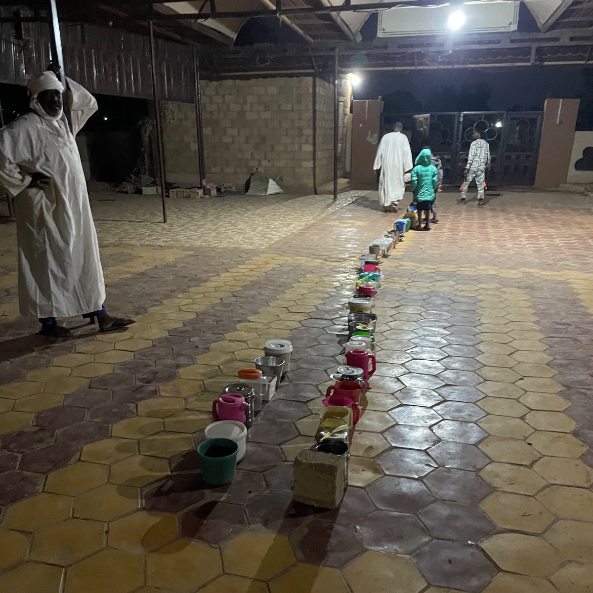 الباقي من المواد التموينية من شهر يناير حيخلص بعد يومين
رايكم شنو لو كتبت عن المبادرة تحت التويته دي؟ممكن الناس تشاركها في الواتساب في القروبات او الحالة مع ناس ، كل العليك تعمل نسخ وتحفظ الصورة وتشاركها مع ناسك و عشان نقدر نوفر وجبات شهر فبراير 
"الدال على الخير كفاعله"
شكراً