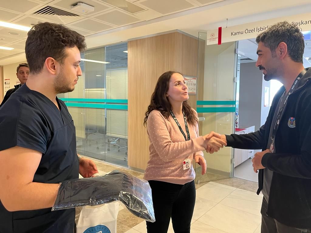 hepsen_2020's tweet photo. Genel başkanımız liderliğindeki  ekibimiz sağlık bakanlığına girdi!
Sağlık bakanlığının içinde faaliyetler an itibariyle devam etmektedir.
#KocaBakanaGiyimYardımı https://t.co/gw2BuvRiaZ