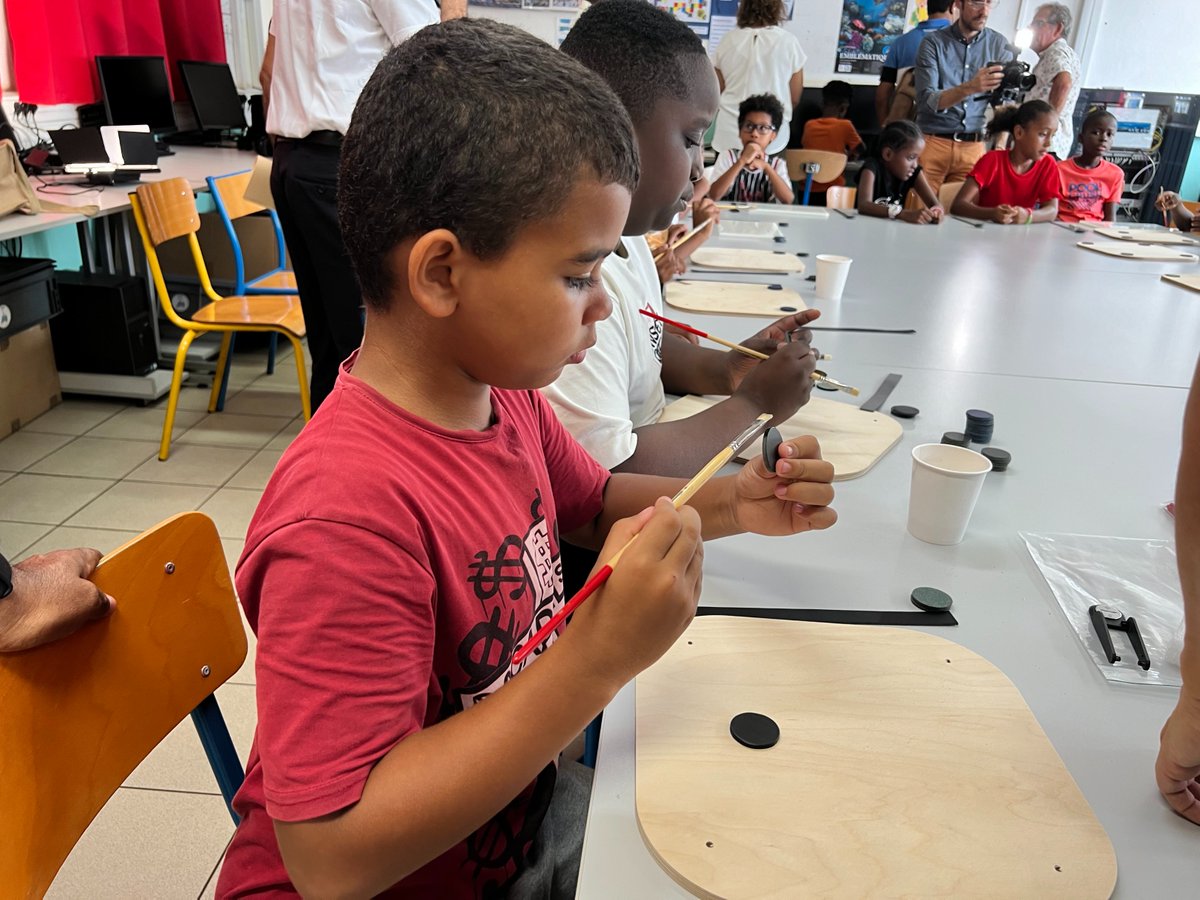 AcLaReunion's tweet photo. Les élèves de la classe de CM1 pilote du programme #Manufacto de la #FondationHermes déployé pour la première année dans l'@AcLaReunion présentent au recteur @pf_mourier et à la présidente de @Region_Reunion le travail de fabrication d'un pouf qu'ils mènent avec un artisan d'art https://t.co/4fige9dvst
