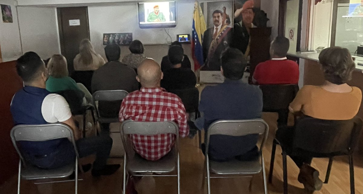 conscanarias_ve's tweet photo. Con un conversatorio en el que participó el personal local, diplomático y grupos de solidaridad iniciamos la celebración de los 25 años de la Revolución Bolivariana. Además proyectamos los documentales “Chávez 11,12 y 13 de Abril” y “Victorias Electorales”
#25AñosJuntoAlPueblo https://t.co/86lWje7pLz