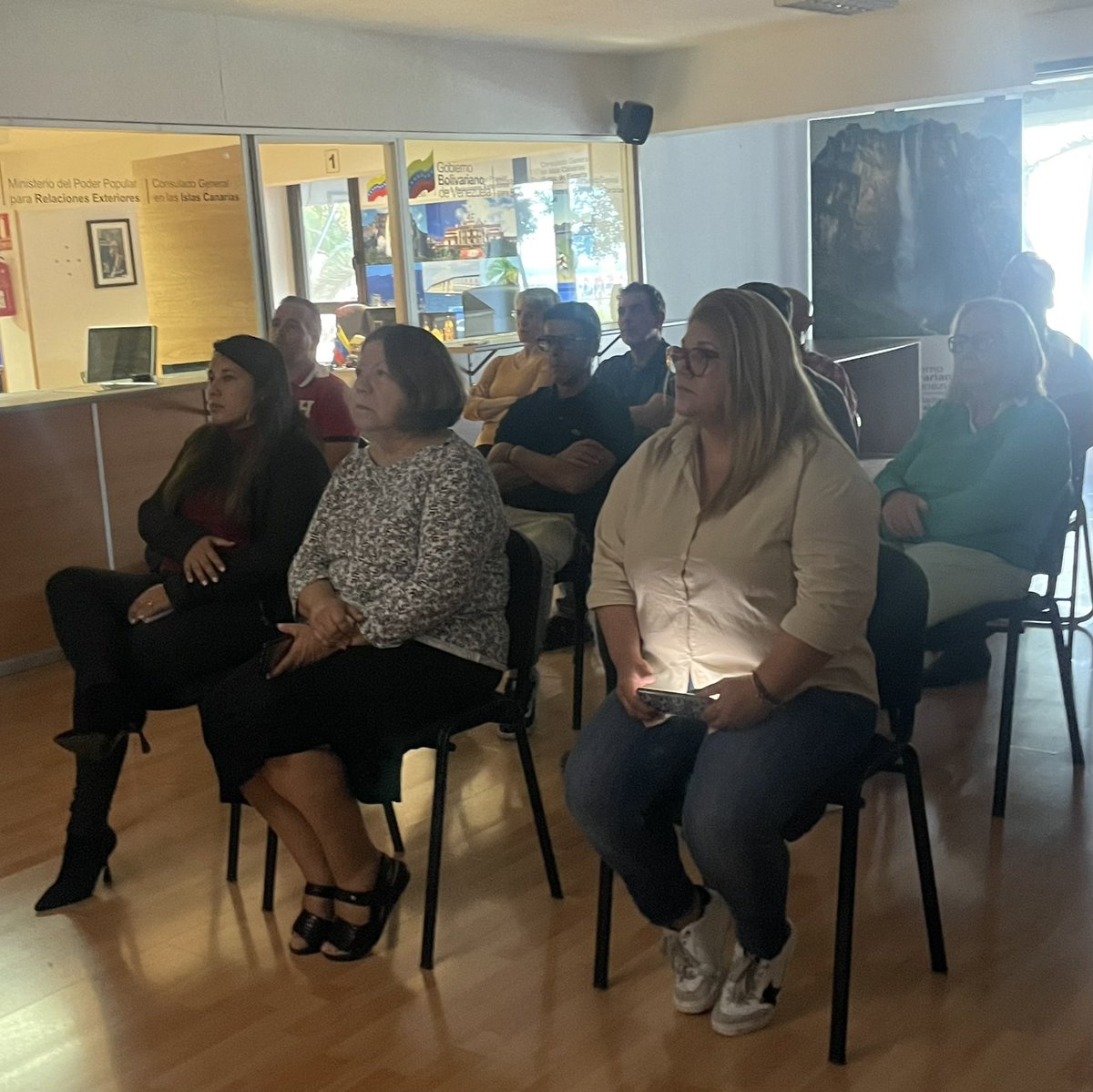 conscanarias_ve's tweet photo. Con un conversatorio en el que participó el personal local, diplomático y grupos de solidaridad iniciamos la celebración de los 25 años de la Revolución Bolivariana. Además proyectamos los documentales “Chávez 11,12 y 13 de Abril” y “Victorias Electorales”
#25AñosJuntoAlPueblo https://t.co/86lWje7pLz