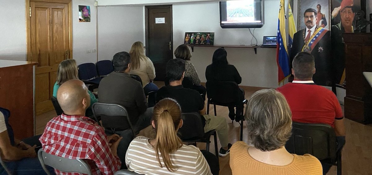 conscanarias_ve's tweet photo. Con un conversatorio en el que participó el personal local, diplomático y grupos de solidaridad iniciamos la celebración de los 25 años de la Revolución Bolivariana. Además proyectamos los documentales “Chávez 11,12 y 13 de Abril” y “Victorias Electorales”
#25AñosJuntoAlPueblo https://t.co/86lWje7pLz