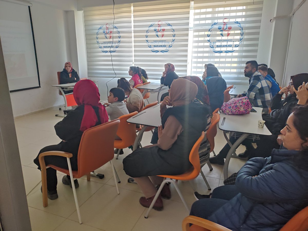Bozova_GM's tweet photo. Şanlıurfa Bozova İlçe Sağlık Müdürlüğü tarafından "Erken Yaşta ve Zorla Evlilik , Çölyak ve Beslenme , Çocuk İhmal ve İstismarı" konulu eğitimden kareler.😊#GSBGM https://t.co/qpYGeqqVzF