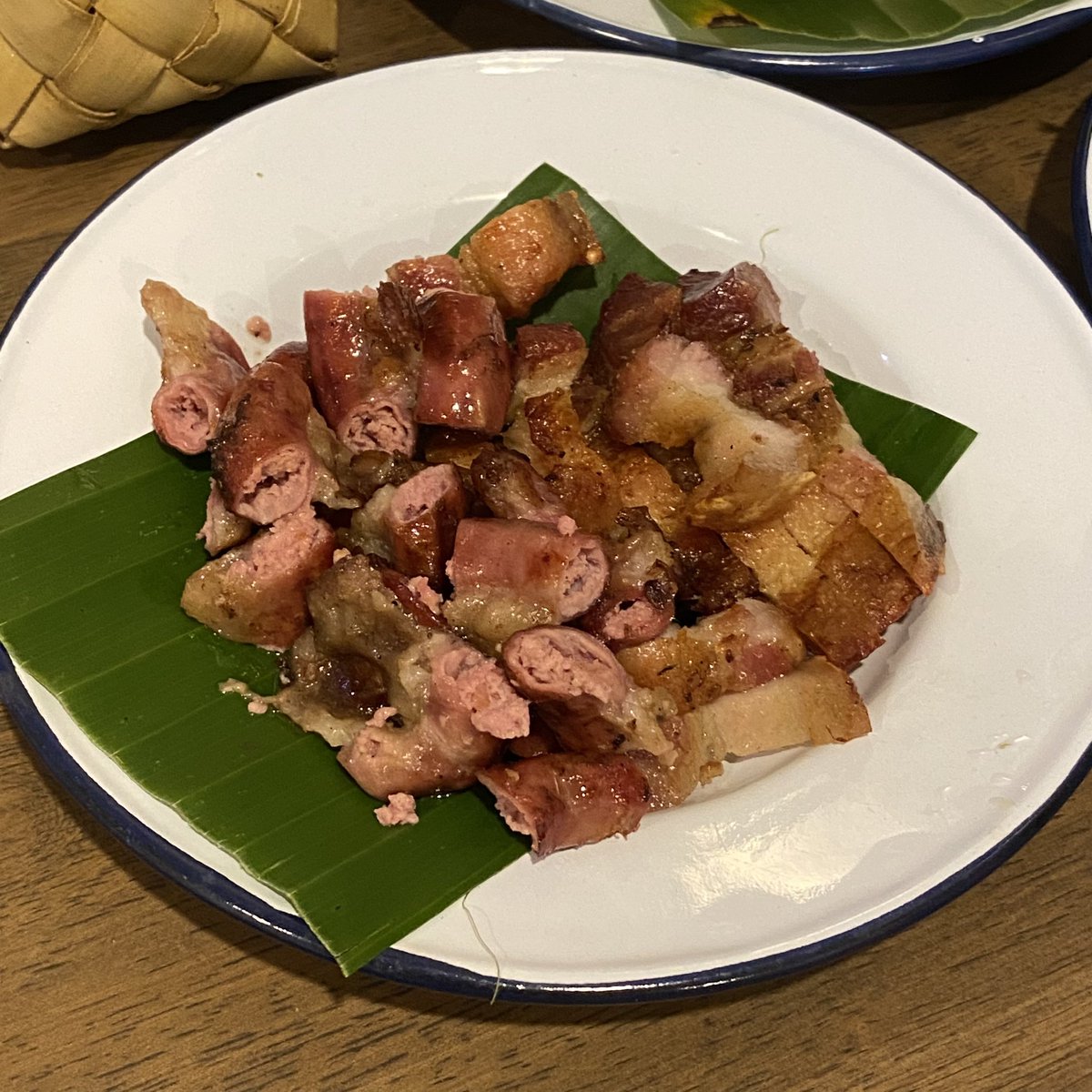 adoreribbon's tweet photo. dong (ด่อง) 🦀🥚

ร้านอาหารเหนือเล็ก ๆ ย่านสามกษัตริย์ ชอบทุกเมนูโดยเฉพาะย่างรวมกับไส้อั่ว ไส้ย่างหอมถ่าน ย่างมาพอดีมาก ไส้อั่วเผ��ดนิด ๆ หอมสมุนไพร จิ้นส้มหมกไข่ก็อร่อย อ่องปูนัวมาก ราคาไม่แรง⭐️⭐️⭐️

@aroii @Kin24hrs @reviewchiangmai #reviewchiangmai #รีวิวเชียงใหม่ #อร่อยบอกต่อ https://t.co/nBMGQT5tuP