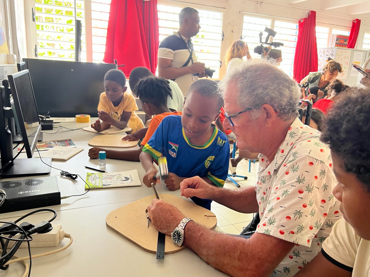 AcLaReunion's tweet photo. Les élèves de la classe de CM1 pilote du programme #Manufacto de la #FondationHermes déployé pour la première année dans l'@AcLaReunion présentent au recteur @pf_mourier et à la présidente de @Region_Reunion le travail de fabrication d'un pouf qu'ils mènent avec un artisan d'art https://t.co/4fige9dvst