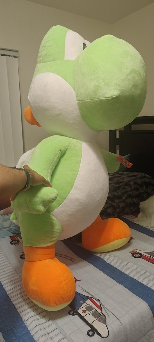 PlushFidget's tweet photo. @beatsbootie You should try getting one of these massive Yoshi plushies lol. https://t.co/jo2Ma4ALYJ