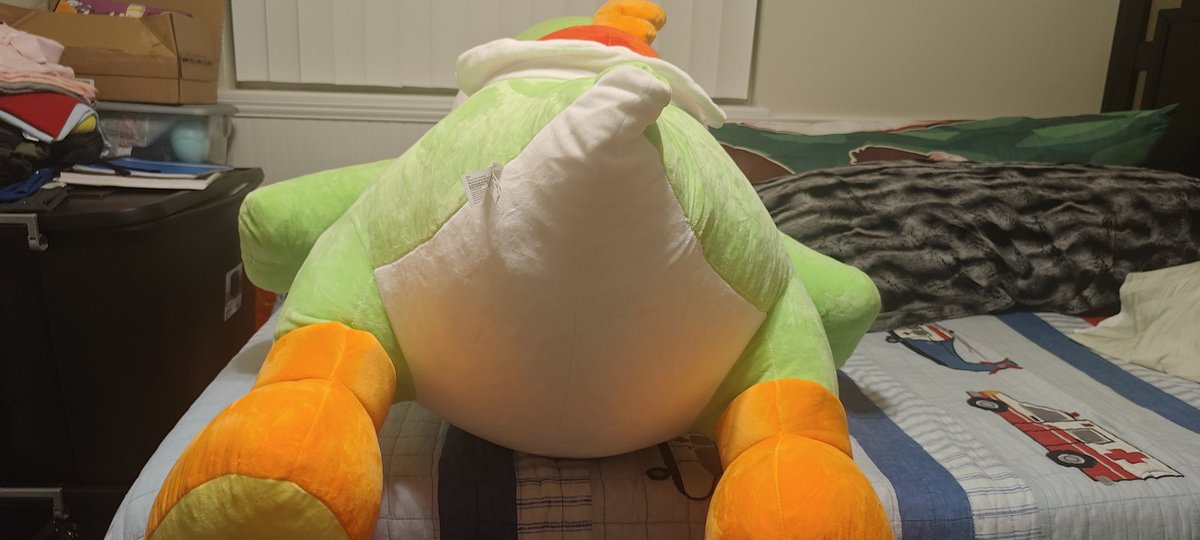 PlushFidget's tweet photo. @beatsbootie You should try getting one of these massive Yoshi plushies lol. https://t.co/jo2Ma4ALYJ