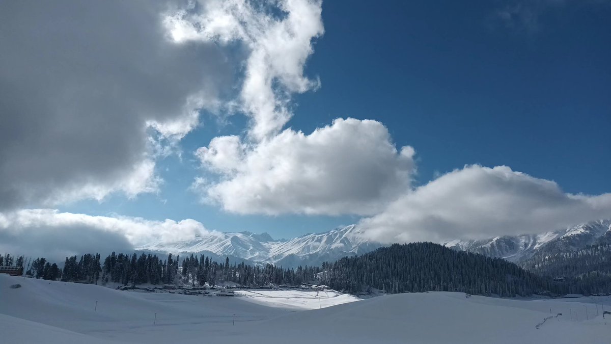 Ashiq97's tweet photo. #gulmarg #gulmarggondala #gulmargkongdori #jktourism #morningclicks #touristdestination #famousskiresort #gdagulmarg #cabelcarcorepration @AnNaqvi_Bukhari https://t.co/oMLbLTrWsh