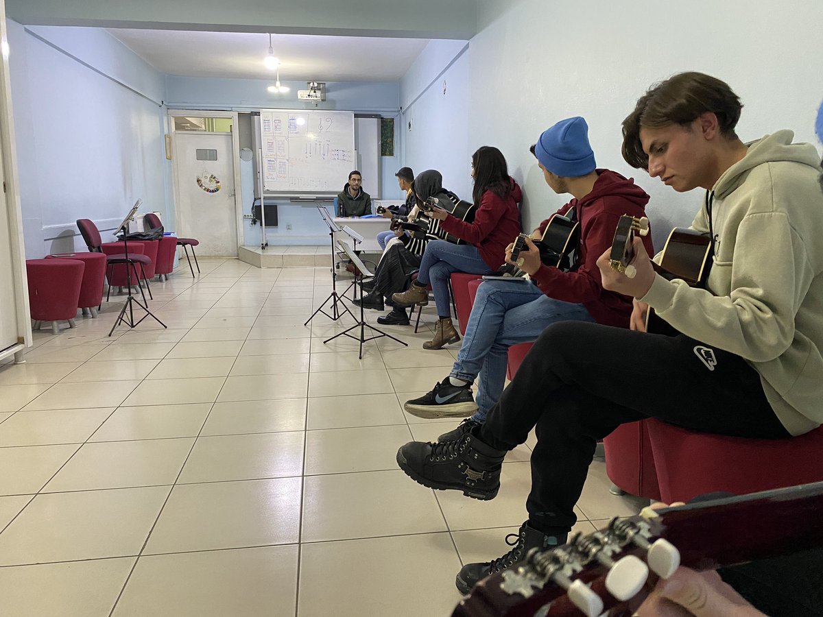 GSB_IpekyoluGM's tweet photo. Güzel sanatlar atölyemizde gençlerimizin yoğun katılımıyla Gitar eğitimlerimiz devam ediyor.
.
.
.
#gitar #gitaregitimi #kesfet https://t.co/9tAYr4sqaY