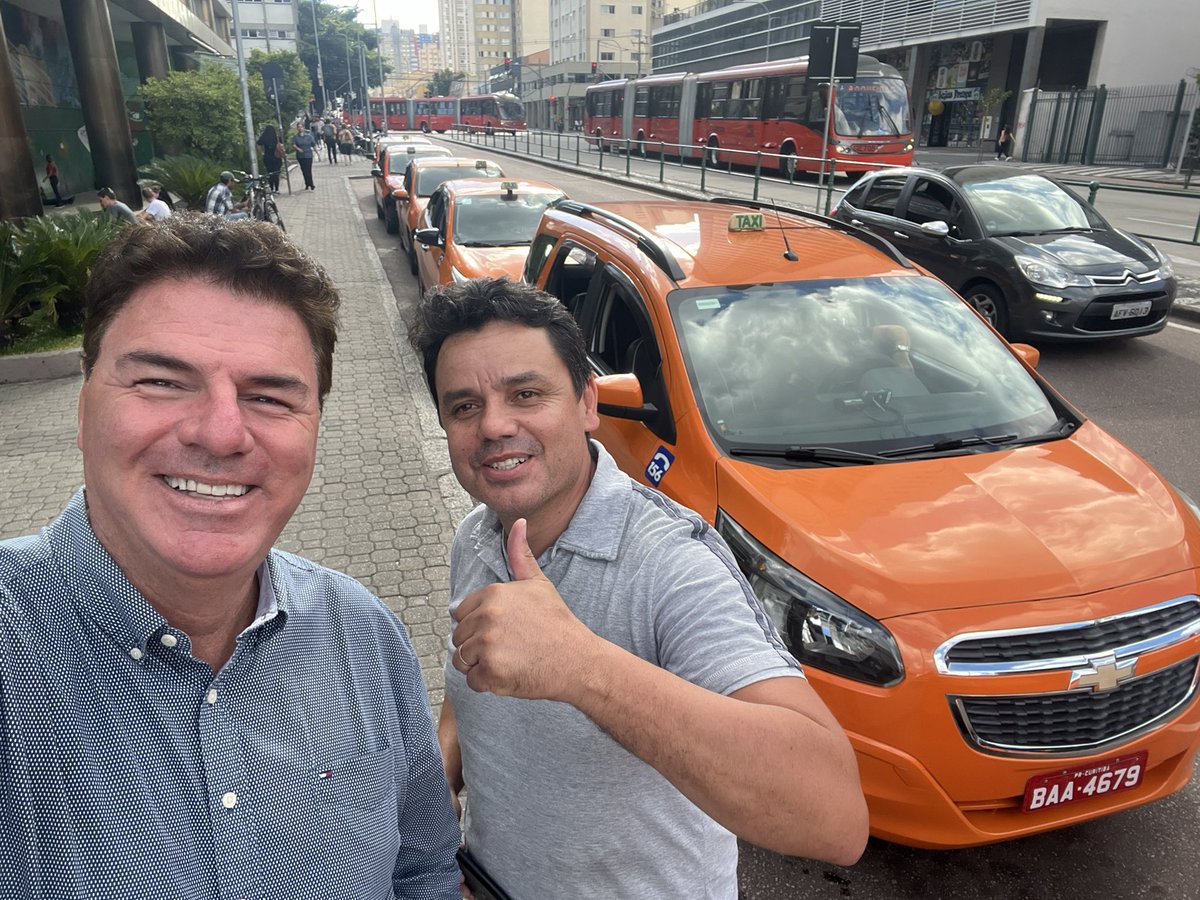 RodrigoReisCWB's tweet photo. Vereador Rodrigo Reis conversando com os taxistas de Curitiba https://t.co/xVDiZL5Kf5