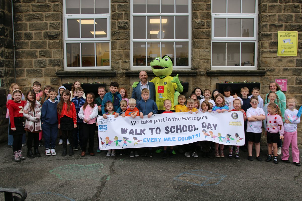 Another fantastic 'Walk to School' event this morning with <a href="/ZeroCHarrogate/">Zero Carbon Harrogate (District)</a> at <a href="/KSJ_Primary/">KnaresboroughCE</a> who were joined by Harry Gator! 

Well done to everyone who took part! 👏