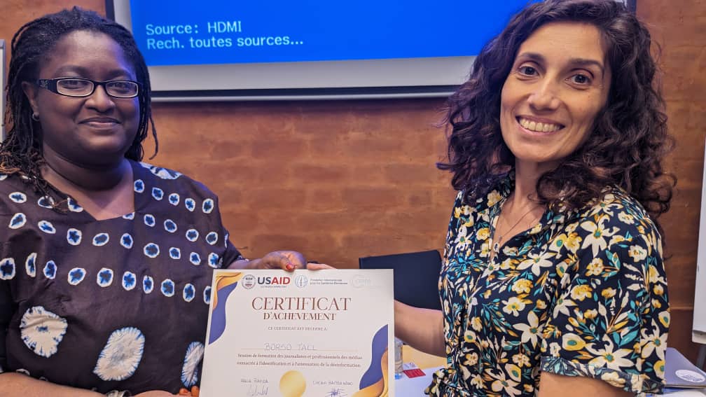 NBorso's tweet image. 🔴 #Senegal ~ Après les jeunes, conclave fructueuse avec collègues #journos pour mieux s'outiller face aux risques accrus #désinformation #Election2024 ~ #NBorso prête avec @GoreeInstitute &amp;amp; @IFES1987 😎

Kon daal, bureau CP installée. Lu nara xumb 😹🙊 — Auditions à suivre...🙏🏾