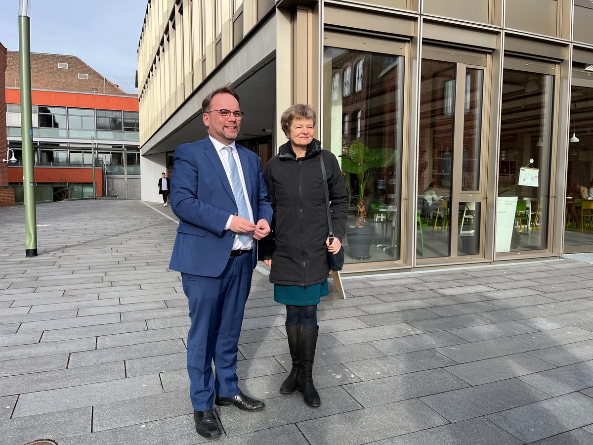 Wir freuen uns über den heutigen Antrittsbesuch des neuen hessischen Ministers für #Wissenschaft und Forschung, Kunst und Kultur. 📷 @Timon_Gremmels und Uni-Präsidentin Ute Clement (@ClementUte72715) bei der Besichtigung des Zentralcampus der #UniKassel. 👏 @HMWK_Hessen