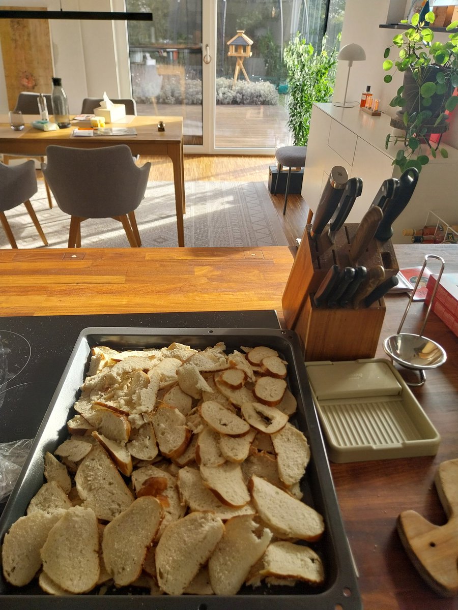 Nicht vergessen: Morgen ist internationaler Tag des Breznknödels. Also zumindest hier an der Bayrisch-Württembergischen Grenze. 

Vorbereitungen laufen. 
#Breznknödel #Laugenknödel