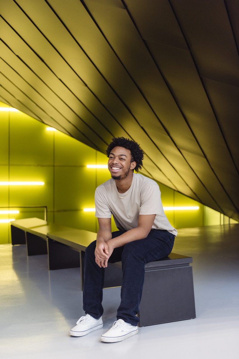Giovanni Williams, a 1st-year criminology student at #UofT Mississauga, makes a difference through mentorship. He helps Black high school students see themselves at university. “This initiative is about equity, it’s levelling the playing field,” he says: uoft.me/changemakers