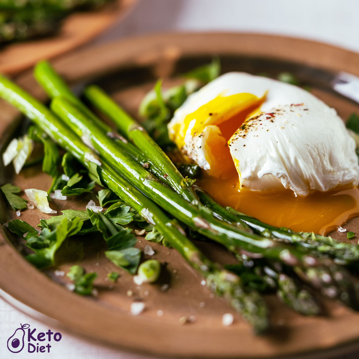 Poached egg with grilled asparagus⁠ 😋🤤