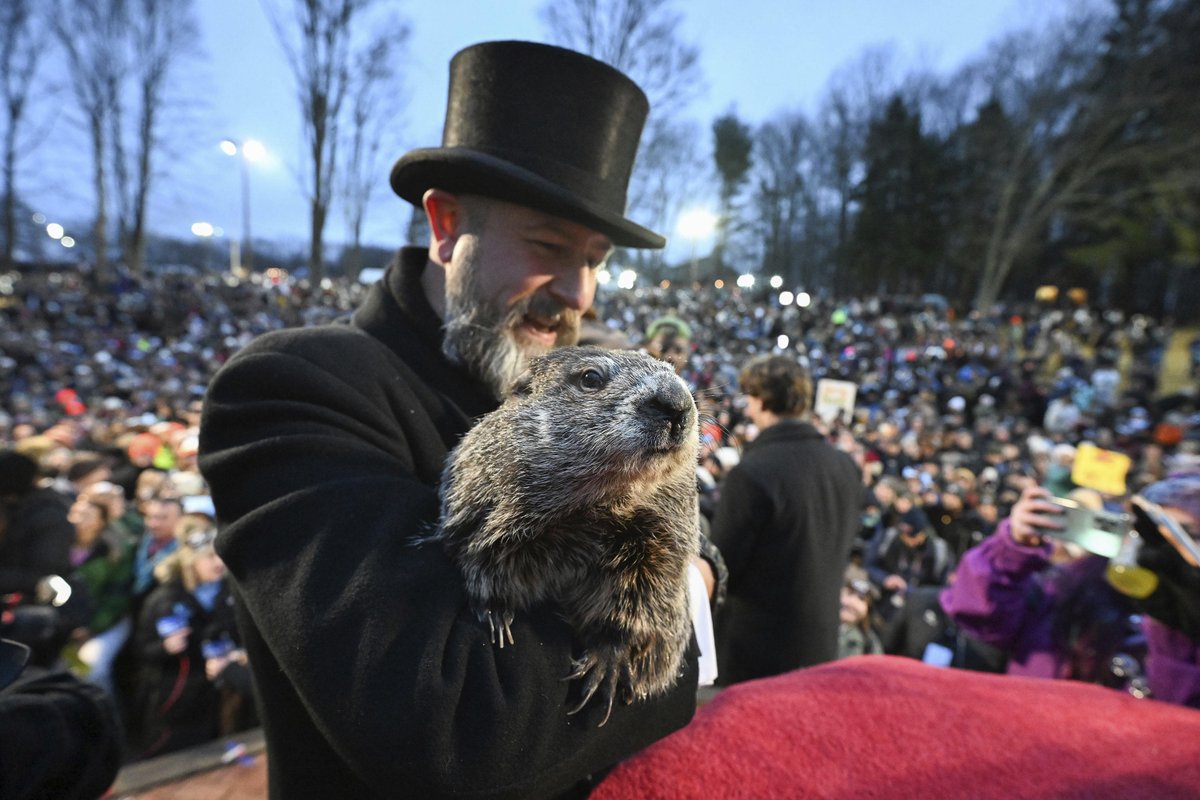 Punxsutawney Phil did not see his shadow, meaning an early spring is on the way according to his Groundhog Day prognostication! cbsloc.al/3OvemHL