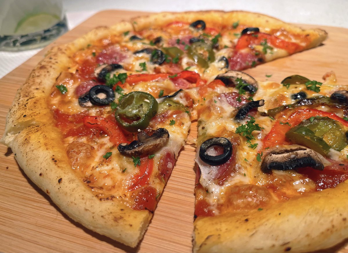 l_feier's tweet photo. Pizza night! The sauce was made with a fresh tomato. Toppings were simply whatever I had in the fridge. 😆🍕 https://t.co/DhqFLpOxsB